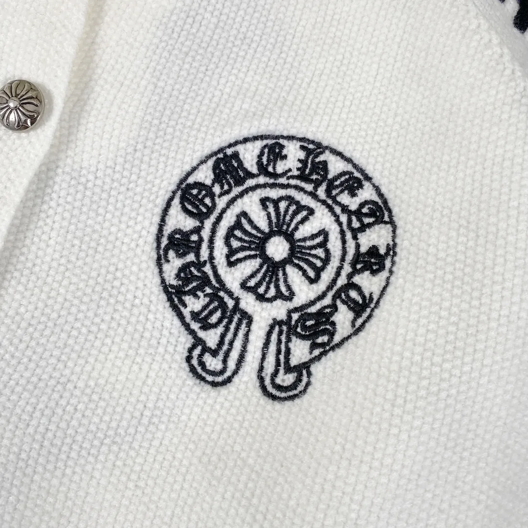 P280 ChromeHearts popular Chrome Hearts CH Sanskrit horseshoe cross embroidery button cardigan jacket raglan sleeve sweater, contrasting color splicing raglan round neck knitted sweater, unique knitting texture, soft and skin-friendly, classic pattern embroidery on the front and back. Retro chic. The contrasting color raglan sleeve design and the thick stitching craftsmanship at the joints make it look great when worn alone or layered! The fit is loose and slimming! Fashionable patchwork colored sweater, colorfully intertwined, with clear layers, warm and slimming. Whether worn alone or layered, you can easily control various styles and show your personal charm. The raglan sleeves are shoulder-width in contrasting colors and have ultra-detailed embroidery on the front and back, giving it a casual street feel. It looks great when worn alone! The sleeves are designed with contrasting colors and seams, and the round neck style reveals the neck and flatters the face shape! Wool blend knitted fabric, soft, comfortable and warm to the touch. Contrasting color design➕Loose fit, not flattering on your body shape and slimming, not to mention how easy it is to wear! Basic, versatile and fashionable classic! Black and white are versatile! Black and gray high-end! Couples get involved!  Color: black and white/black gray Size: S~M~L